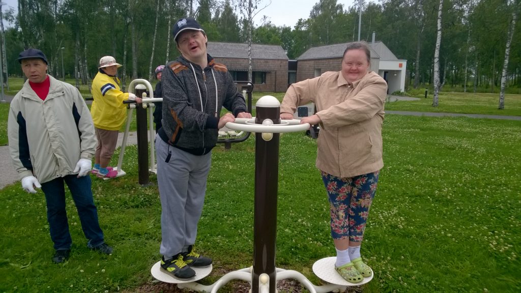 Fotol: Osad suurte suletavate kodude elanikud saavad endale uue kodu meie perekülades, mis asuvad reeglina asulate vahetus läheduses. Seal on võimalusi nii töisteks tegevusteks kui õues lõõgastumiseks. Nagu näiteks selles, Tapa Loode Kodus.