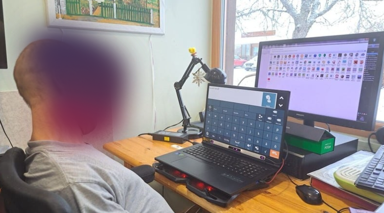 Karula Kodu elanik Pavel kasutab Tobii PCEye 5 silmajälgijat, mis võimaldab tal arvutit juhtida silmade liikumise abil.