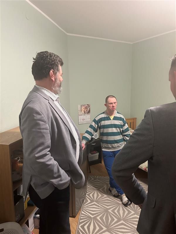 Elanik tutvustab kahele ametnikul oma tuba.