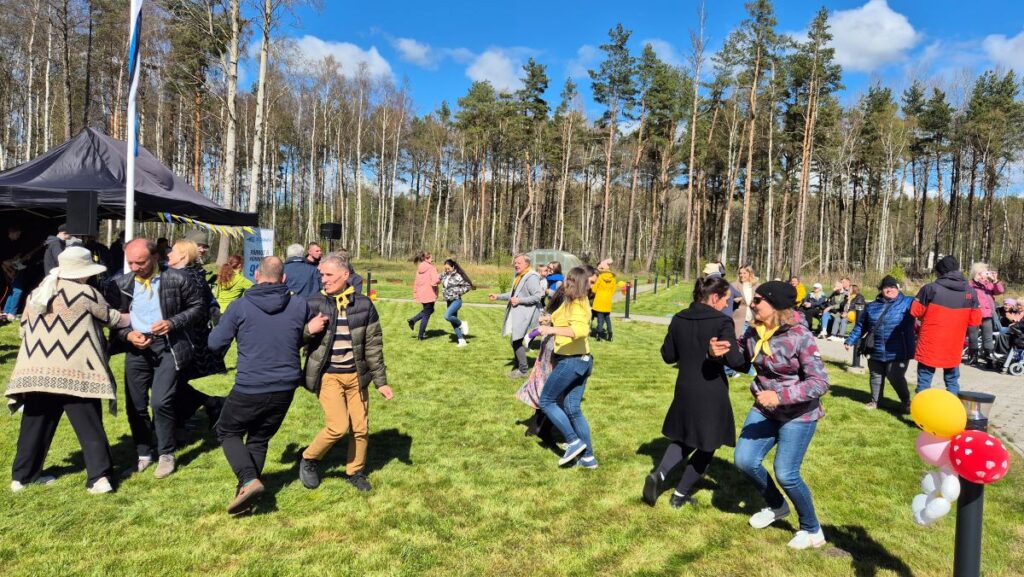Inimesed tantisvad muru peal paaris.