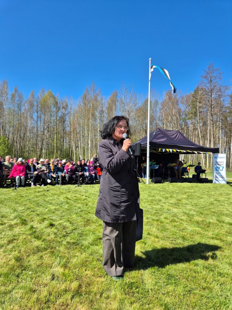 Pärnu abilinnapea Ene Täht peab kõne. Taustaks istuvad inimesed.