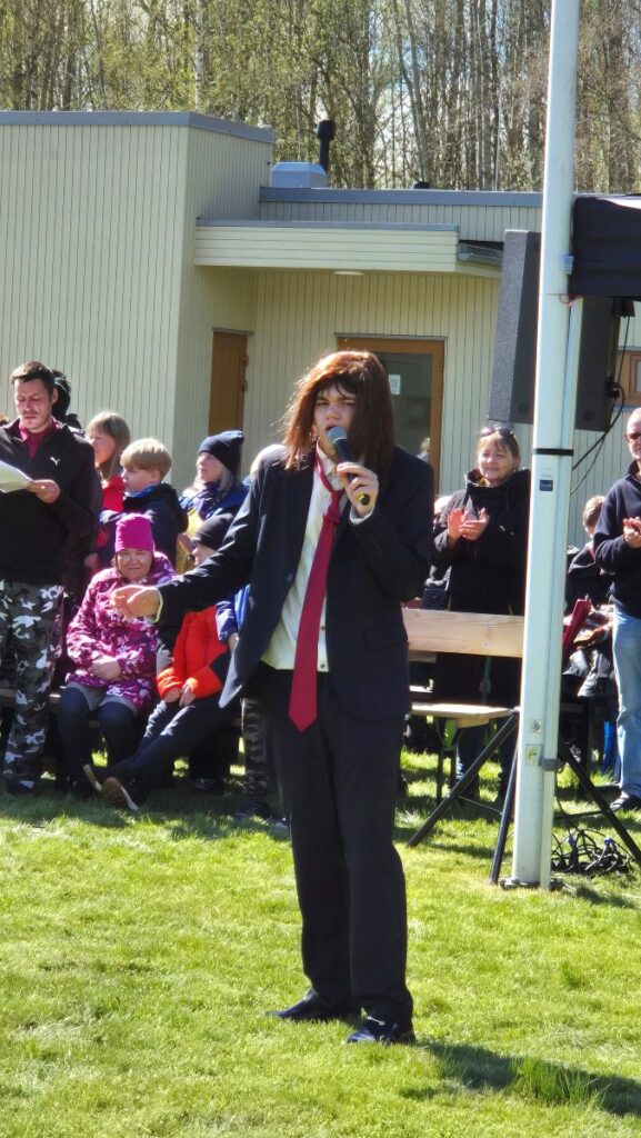 Mees etendab Eesti Eurolaulikut Tommy Cashi.
