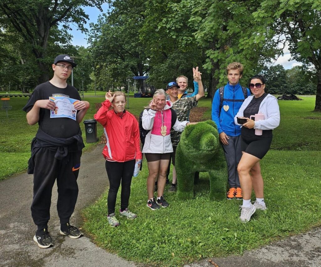 7 spordipäeval osalenut poseerivad diplomite ja medalitega