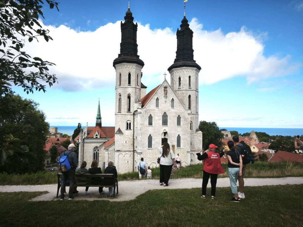 Inimesed vaatavad Visby suurt kirikut Gotlandi saarel.