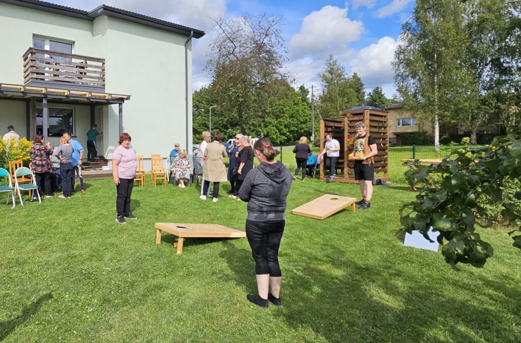 Avatud uste päeva külalised Jõgeva Allika kodu aias mängimas täpsusmänge ja nautimas üritust.