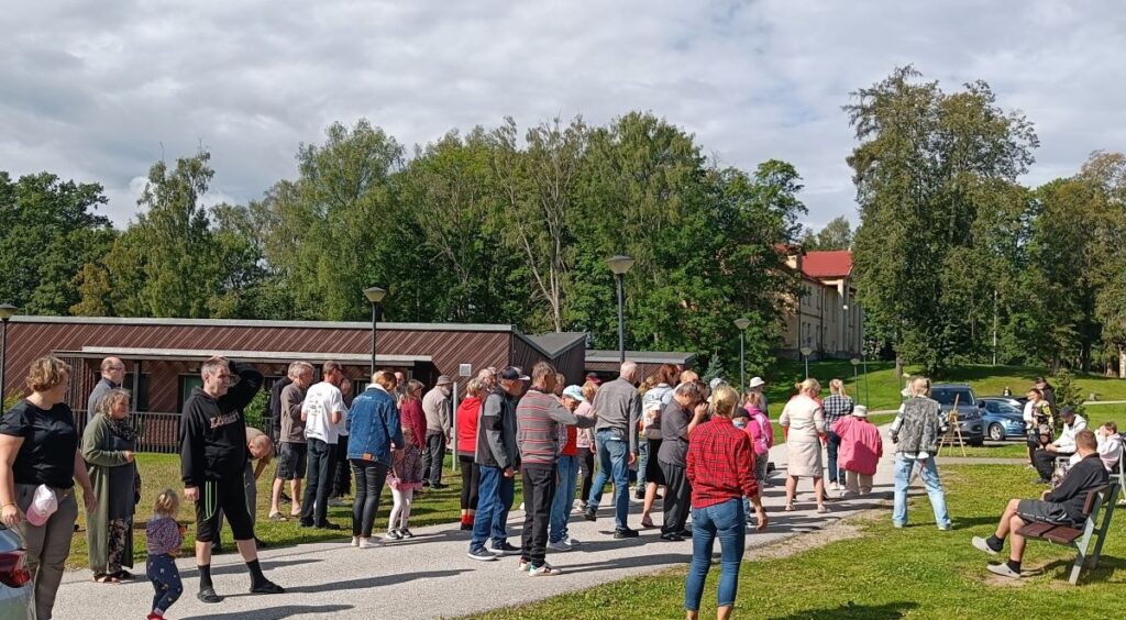 Suur hulk inimesi kogunenud Kodijärve Kodu hoovi üritusele.
