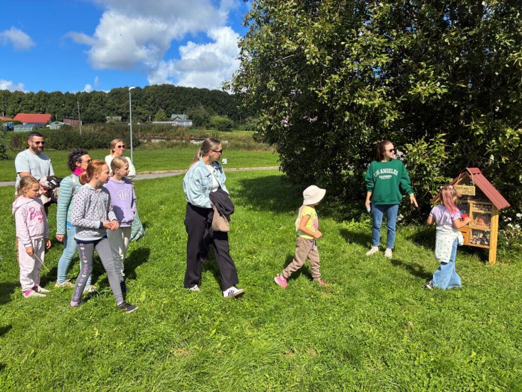 Lapsed ja täiskasvanud vaatavad putukahotelli tutvustust