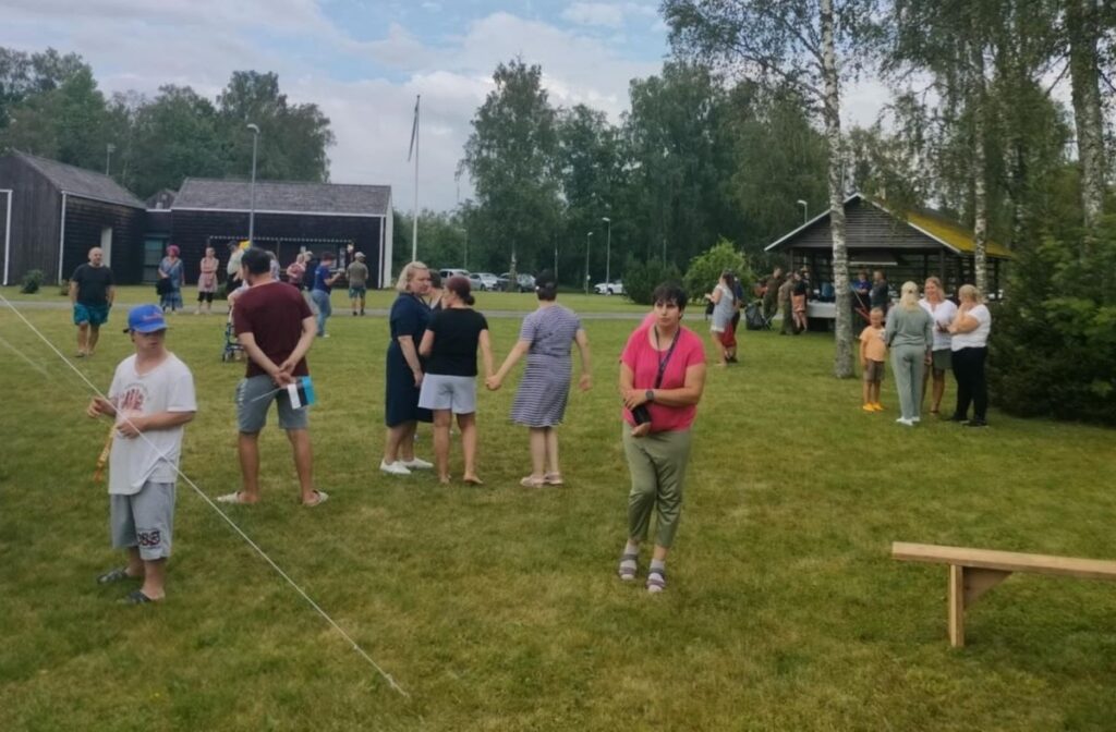 Inimesed seisavad ja suhtlevad Tapa Kodu hoovis.