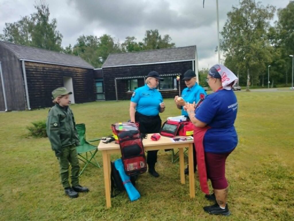 Naiskodukaitse liikmed demonstreerivad esmaabivahendeid.