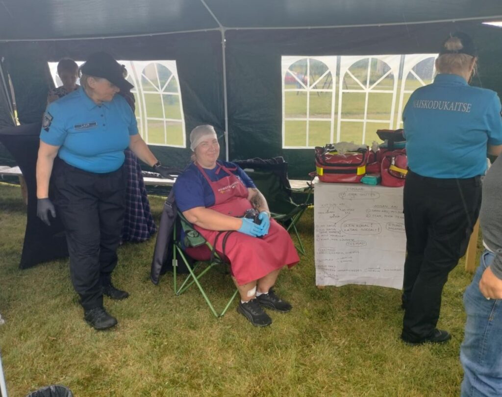 Naiskodukaitse harjutab telgis esmaabi andmist.