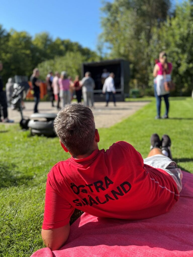 Mees punases särgis lebab tekil ja vaatab, kuidas inimesed tantsivad.