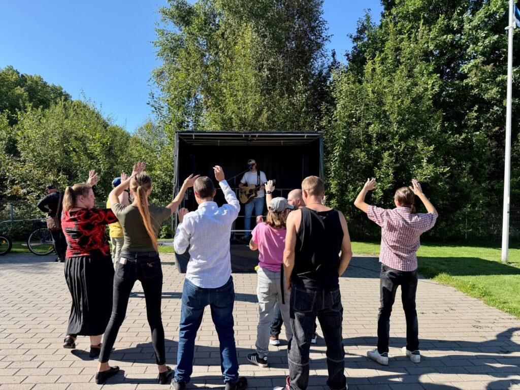 Inimesed tantsivad lava ees, esineb Rivo Rehe. 
