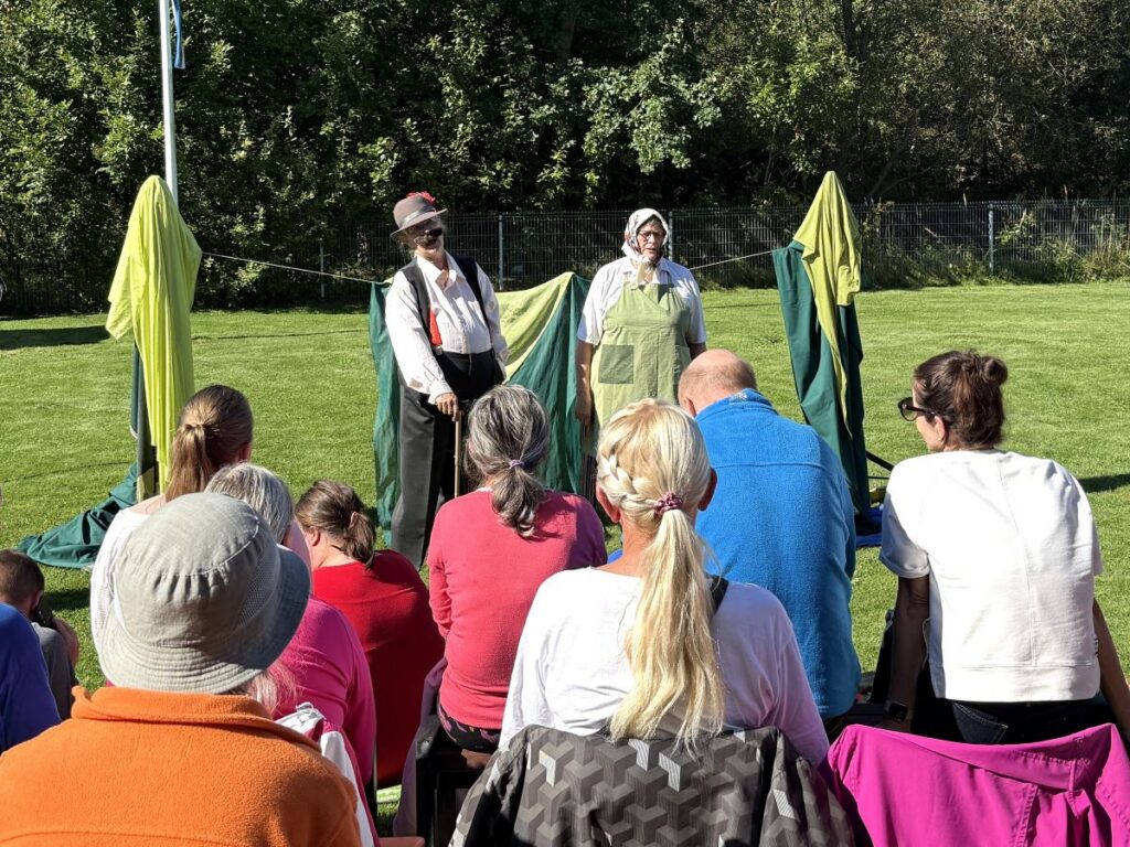 Publik jälgib murul toimuvat Raeküla Rahvateatri etendust „Eide aru“.