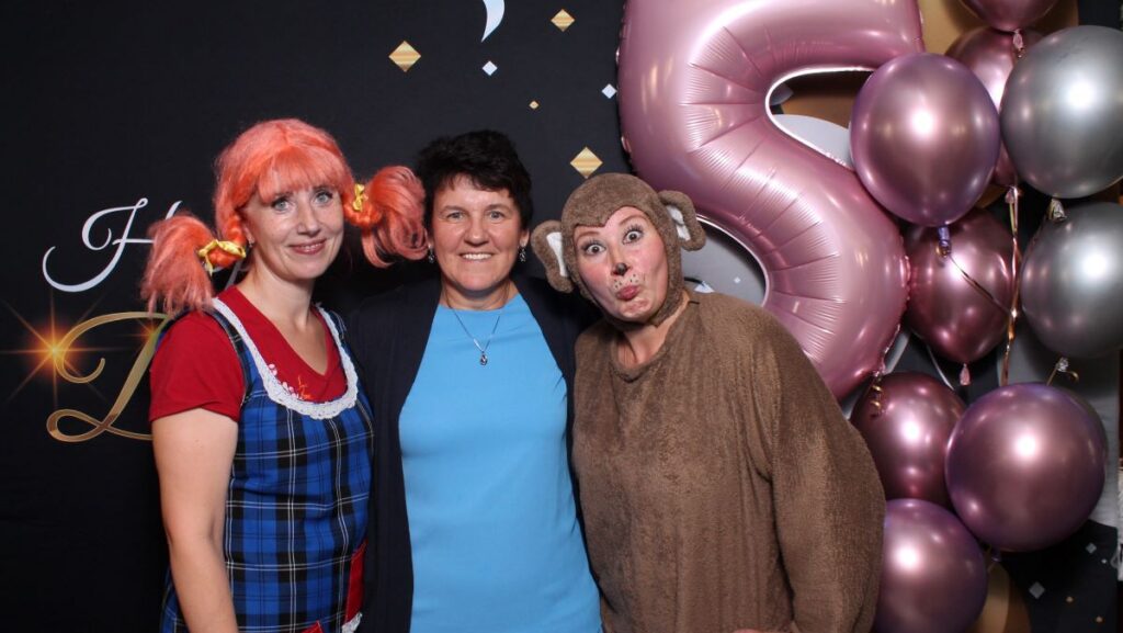 Pipi Pikksukk, härra Nilsson ja Merike Ohno poseerivad fotoseina ees