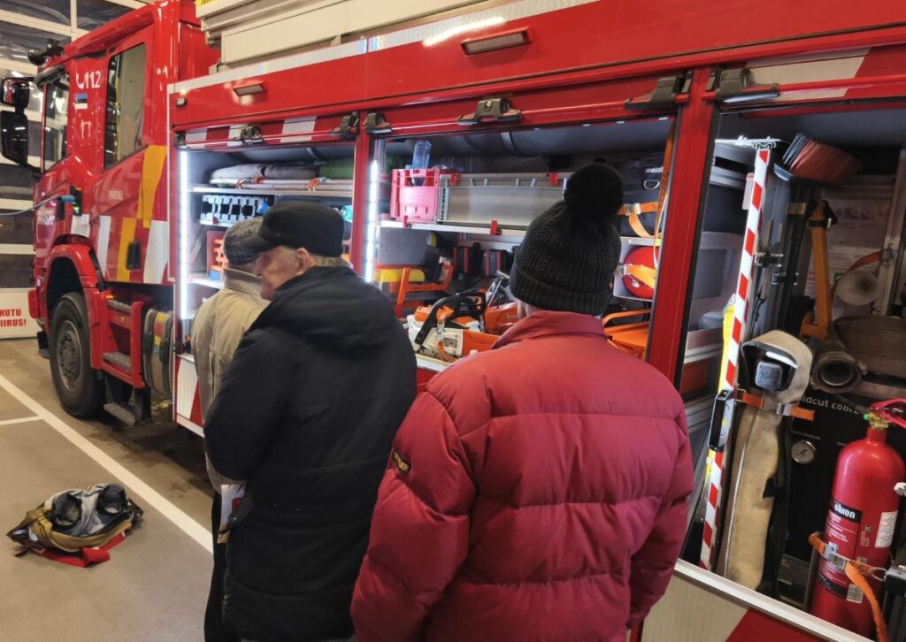 Elanikud vaatavad päästeauto küljel olevat tööriistade ja varustuse valikut