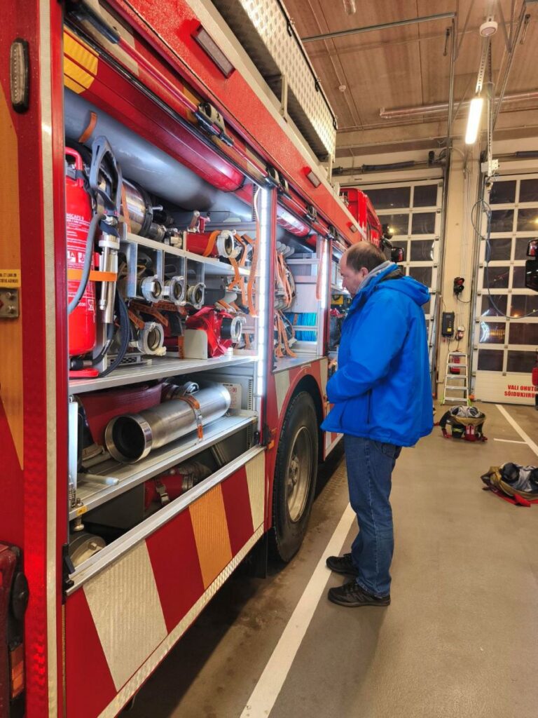 Külastaja uurib päästeauto avatud varustusekappi päästekomandos