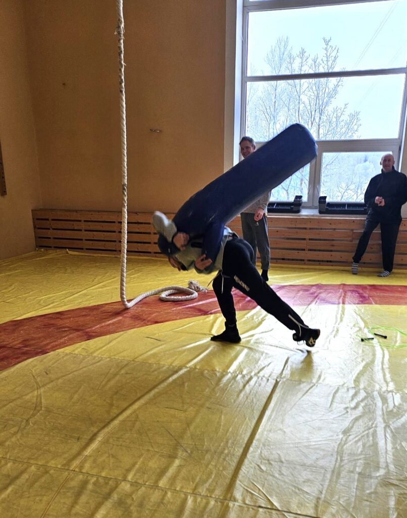 Elanik on maadlussaalis ja heidab maadlusnukku matile. 