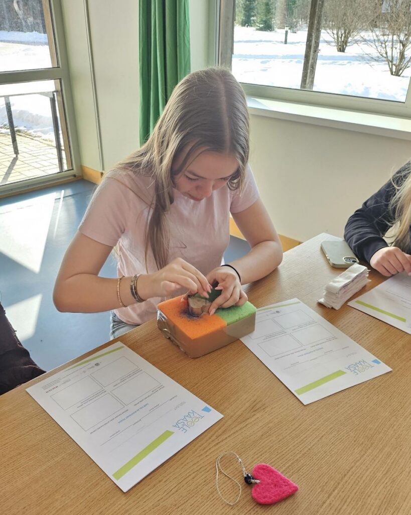 Töövarjupäeval tüdruk proovib viltimist.