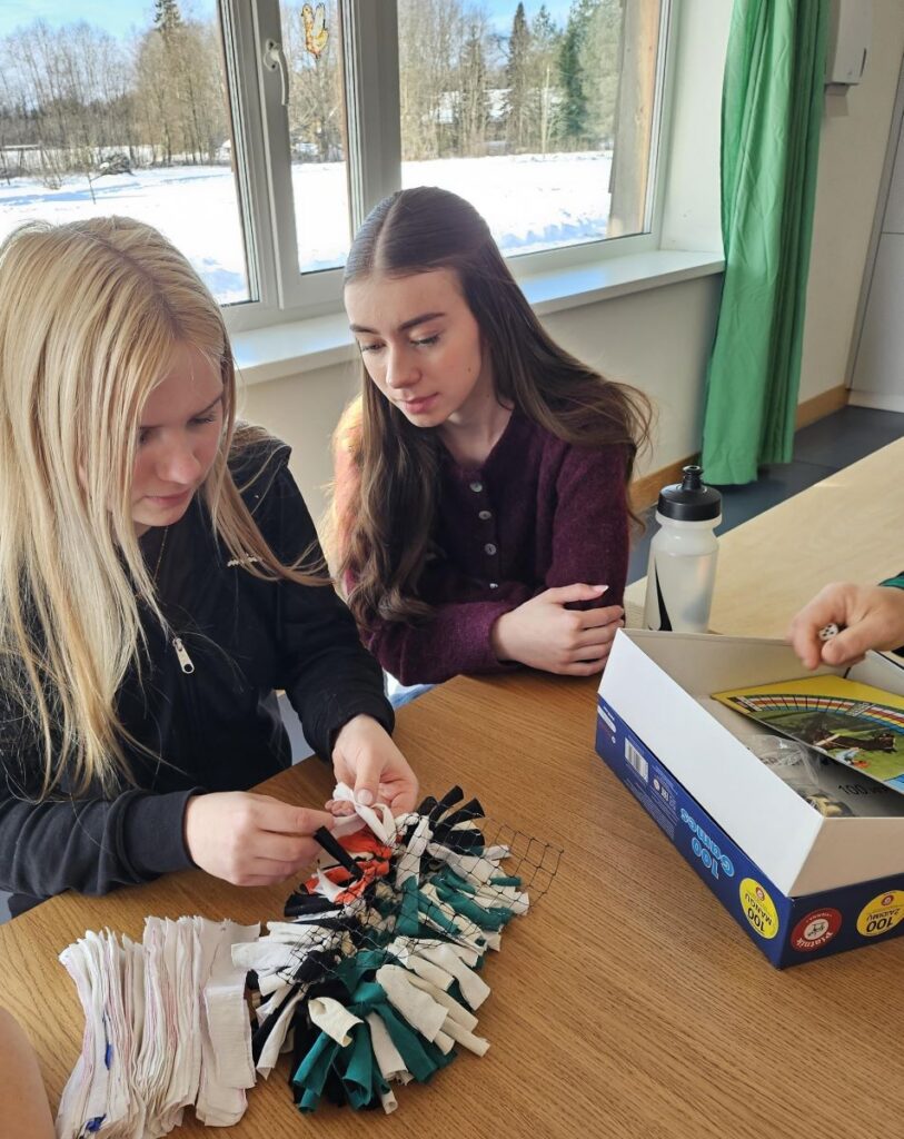 Tpdrukud meisterdavad laua taga nuuskimismatti.