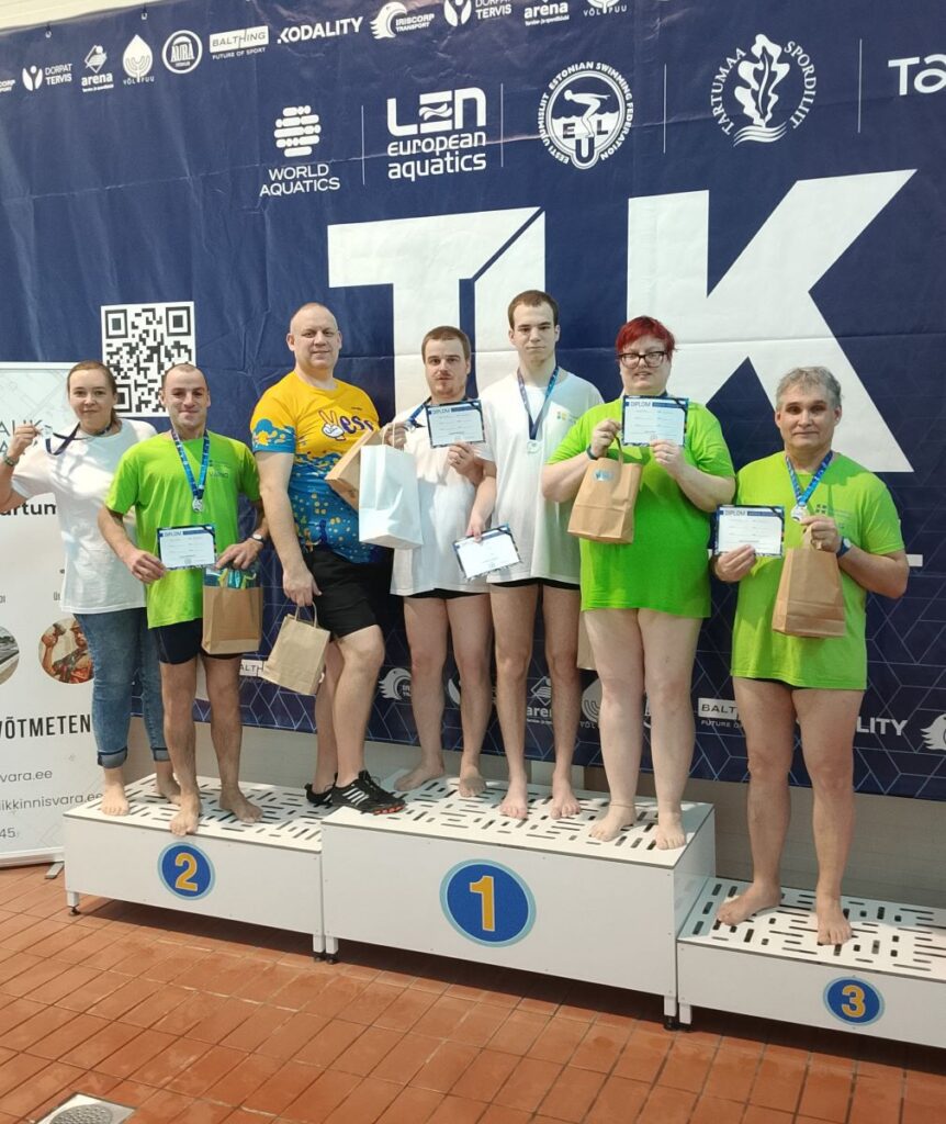 Paraujumisvõistlusel osalenud sportlased seisavad autasustamispoodiumil medalite ja diplomitega.