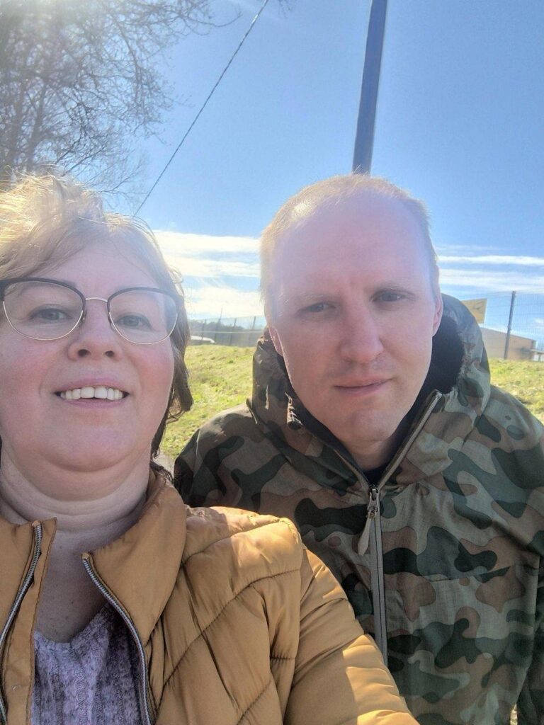 Pildil on Niidumetsa tegevusjuhendaja Ulvi Paju koos üksusesse elama tulnud noormehega ühisel jalutuskäigul.