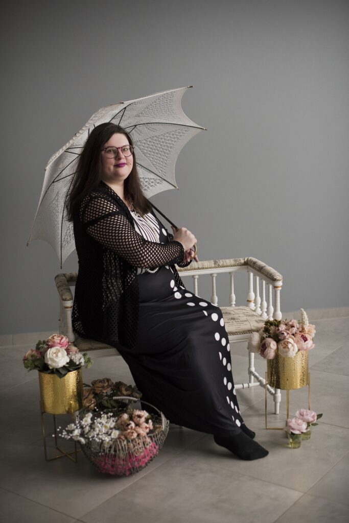 Naine poseerib fotostuudios pitsilise päevavarjuga