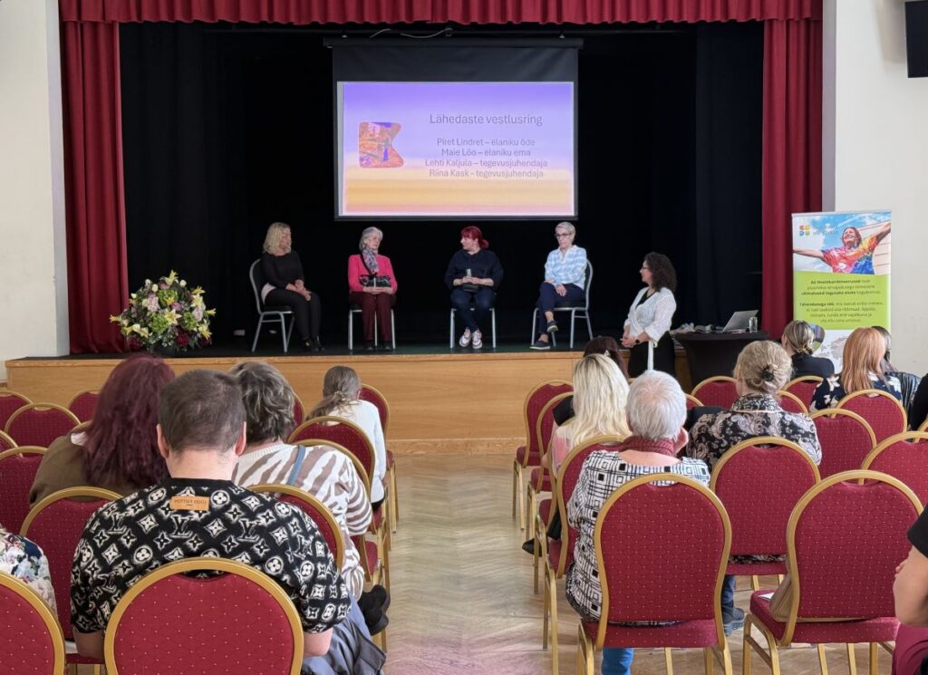 Pärnu Nooruse majas toimunud infopäeval arutlevad laval lähedased ja tegevusjuhendajad psüühilise erivajadusega inimeste toetamise kogemuste üle.