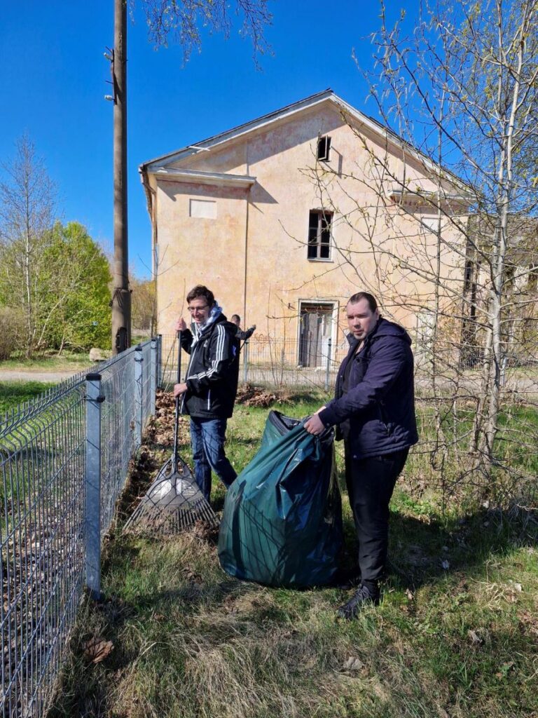 Talgulised koguvad Paldiski Lääne kodu territooriumil lehti suurde aiakotti.