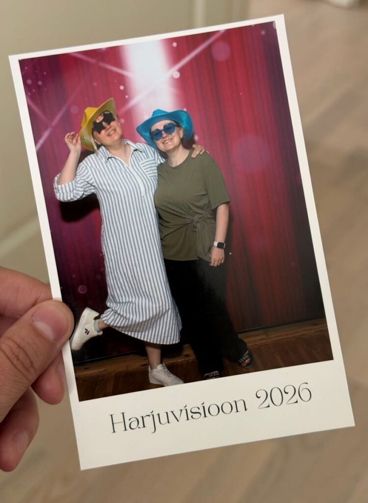 Käes hoitaval Harjuvisioon 2026 fotol poseerivad kaks inimest lõbusate kübarate ja päikeseprillidega.