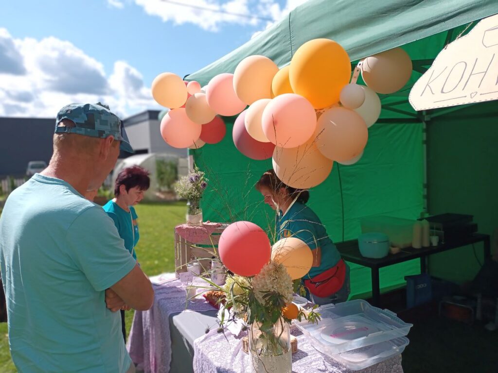Avatud uste päeva kodukohvik värviliste õhupallide ja külastajatega.