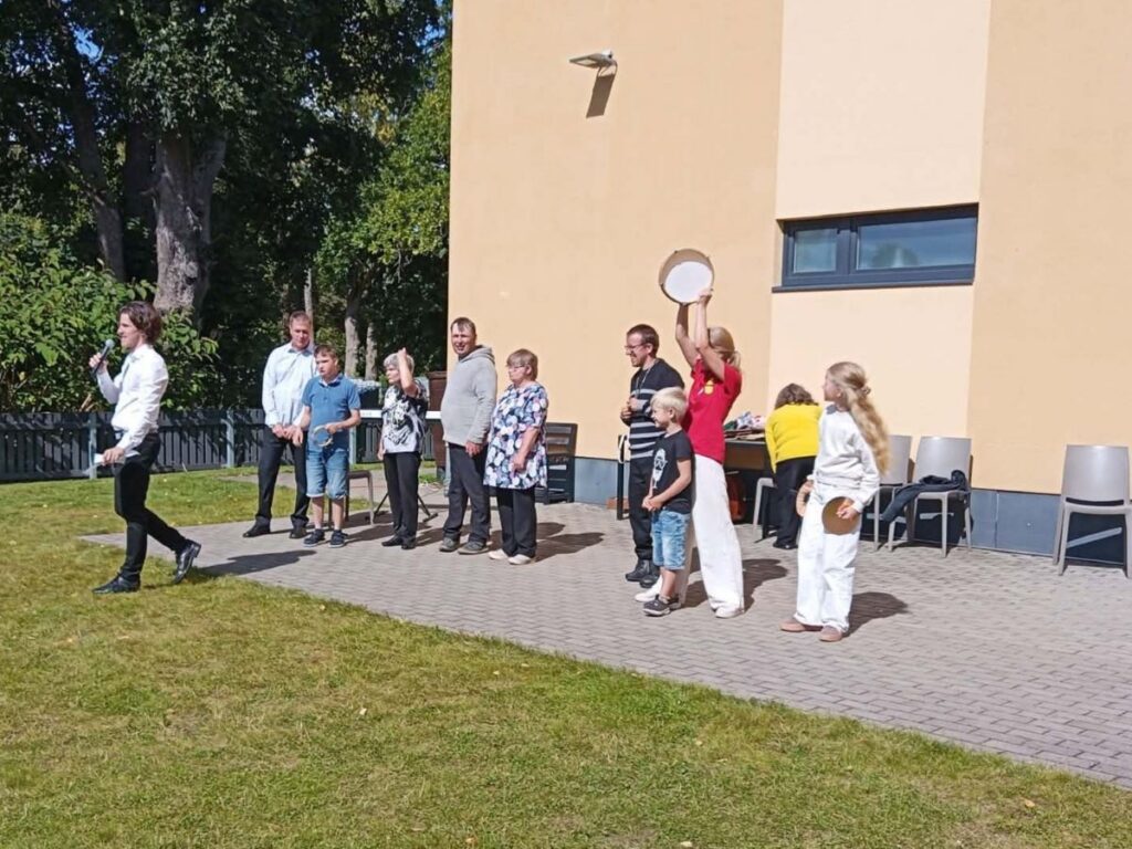 Kingu kodu elanikud ja esinejad avatud uste päeva lavaprogrammis.