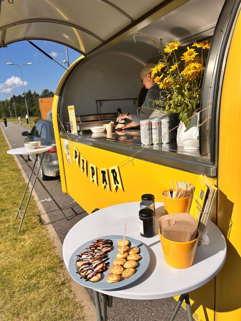 Kollane toiduhaagis Pipar, haagise ees on laud, kus peal minipannkoogid.